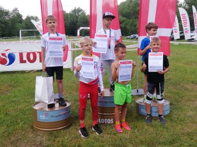 Zwycięzcy BGK Ski Lotos Cu na podium zawodów